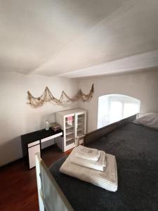 热那亚Dai Pescatori Nervi的一间卧室配有一张床和一张带镜子的书桌