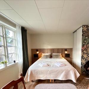 恩厄尔霍尔姆Havsbadens B&B的一间卧室配有一张床,上面有两条毛巾