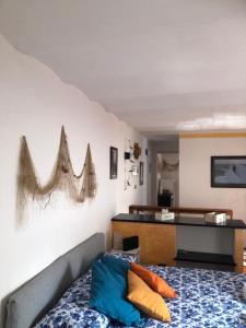 热那亚Dai Pescatori Nervi的一间卧室配有一张床和一张书桌