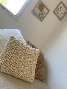 奇莱西托Departamentos Cristo del Portezuelo的一间卧室配有一张床铺,床上有毯子
