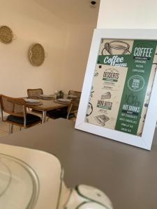 奇莱西托Departamentos Cristo del Portezuelo的咖啡餐厅的招牌,配有桌椅