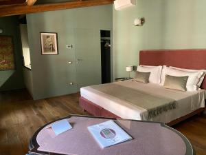 维杰瓦诺N°30 CHARME Apartments的酒店客房配有一张床铺和一张桌子。