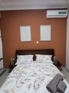 达喀尔Dakar Dreams Spinelle的卧室配有带白色棉被的床