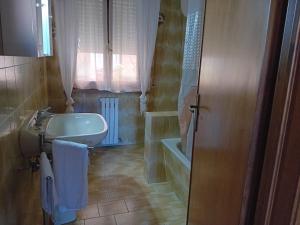 宛图里那Home Life的浴室配有盥洗盆、卫生间和浴缸。