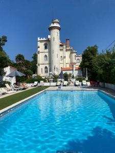 卢索Vila Aurora的一座城堡建筑前的游泳池