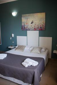 卡塔尼亚Mirage Mer B&B的一间卧室配有一张壁画床