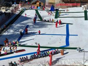 莱德萨阿尔卑斯4 pers, pied des pistes, WIFI, Netflix, Lave-vaisselle的一群人,在雪地的滑雪场