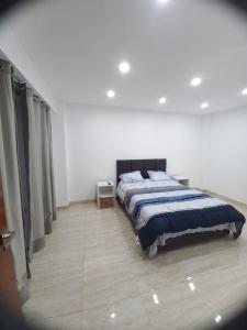 卢那欢纳Casa de Campo Las Tujas的一间卧室配有一张带蓝色棉被的床