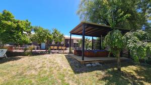 基利翁Agradable casa con Tina de agua Caliente y Piscina的房屋院内的一个凉亭