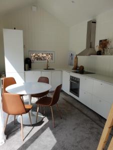 Västra TorupThe Black and White cabin with Spa bath的一间厨房,里面配有桌椅
