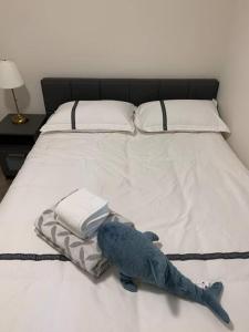 温哥华Tranquil Retreat near Vancouver's Top Attractions的躺在床上的蓝色鱼