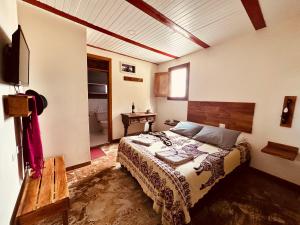 萨兰托IntiLuna Hostel的一间卧室,卧室内配有一张大床