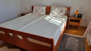 Mladá VožiceChateau Radvanov Pension的卧室配有一张带白色床单和枕头的大床。