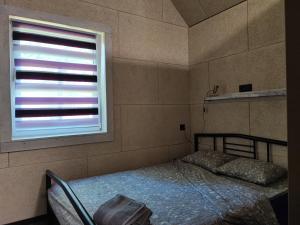 BIRZI Parkside Lodge的一间小卧室,配有床和窗户