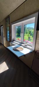 BIRZI Parkside Lodge的客房设有大窗户,享有庭院的景色