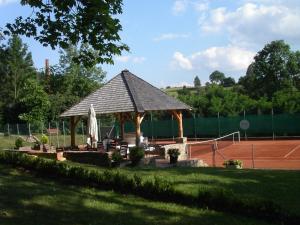 Mladá VožiceChateau Radvanov Pension的网球场上的凉亭和网球场
