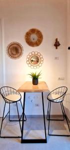 卡普里SUITE LUCIA的一张桌子,两把椅子和墙上的植物