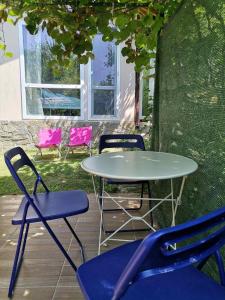 辛尼莫雷特Blue summer villa的桌椅和桌椅