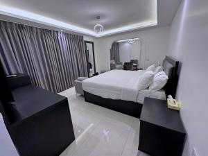 伊尔比德Saraya Al Joude的酒店客房,配有床和镜子