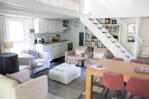 布雷达Cottage Markdal的客厅配有白色家具和楼梯
