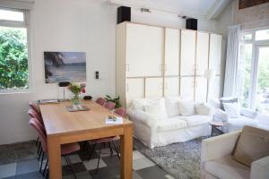 布雷达Cottage Markdal的客厅配有桌子和白色沙发