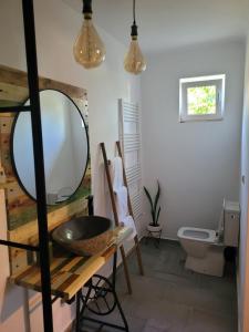IernutCasa LADIS的浴室设有镜子、盥洗盆和卫生间