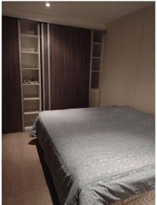 瓜伊马延Departamento Lia的一间卧室配有一张大床和一个衣柜