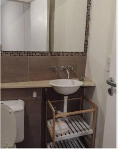 瓜伊马延Departamento Lia的一间带水槽、卫生间和镜子的浴室