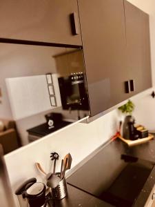 普拉亚布兰卡Casa Relax的厨房柜台设有水槽和镜子