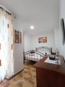 卡拉古诺内Casa Crara的一间卧室配有一张床和一张书桌