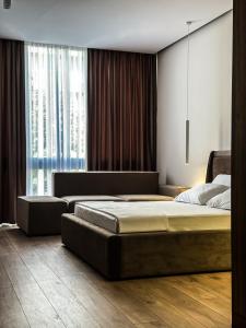 都拉斯ALEXANDER Rooms & Apartments的一间卧室设有两张床和大窗户