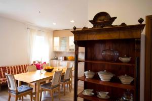 弗切瓦拉诺Azienda Agricola Villa Castelluccia的厨房以及带桌椅的用餐室。