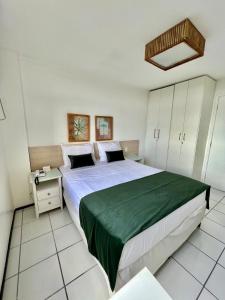 巴雷里尼亚斯Flat Gran Lençóis的一间卧室配有一张带绿毯的大床