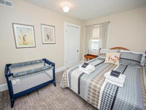 斯普林菲尔德The Cherry St House/Great amenities/near MSU的一间卧室配有蓝色的床和毛巾
