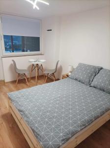 索利纳Pensjonat na Wzgórzu的一间卧室配有一张床、两把椅子和一个窗户