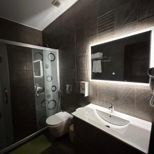 瓦迪穆萨La Vie Boutique Hotel的一间带水槽、卫生间和镜子的浴室