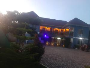 NjaraStarnford Hotel的街上有蓝色的灯光的房子