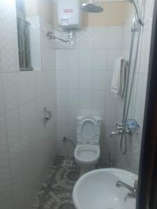 NjaraStarnford Hotel的一间带卫生间和水槽的小浴室