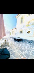 皮拉Exclusive Villa Larnaca - 8 plus sleeps - 2 min from BEACH - Big Private Pool的一座带桌子和长凳的庭院的建筑