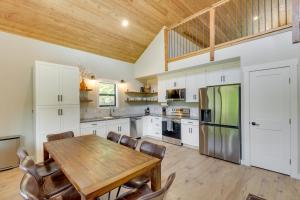 LakesideBeautiful Lakeside Cabin with Mountain View, Hot Tub的厨房设有木桌和木制天花板。