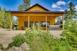 LakesideBeautiful Lakeside Cabin with Mountain View, Hot Tub的小木屋设有位于树林中的起居区