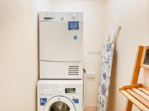 伍拉科姆Beachbreak - Uk42996的洗衣机旁的洗衣机和烘干机