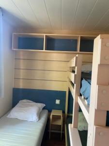 BoofzheimMORREALE MOBILE HOME (prox. Europa park/Rulantica)的一间带双层床和梯子的小卧室