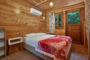 法拉尔雅卡巴克查卡拉海滩酒店的小木屋内一间卧室,配有一张床