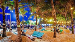 福塔莱萨Happy Living Resort的一片棕榈树海滩,一片人满为患