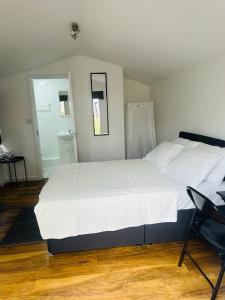 奥塞特Comfortable Annex的卧室配有一张白色大床和一把椅子