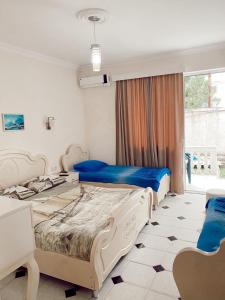 乌雷基Hotel Tbiliselebi的一间卧室设有两张床和窗户。