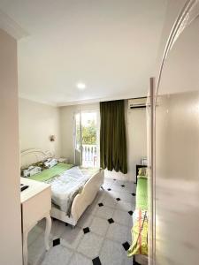 乌雷基Hotel Tbiliselebi的一间卧室配有一张床、一张书桌和一个窗户。