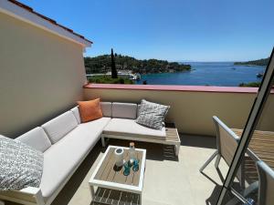 马斯林尼察Villa Lemony的阳台配有沙发,享有海景。