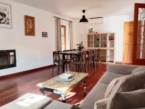 塞维利亚Preciosa casa grande con patio en Sevilla 8PAX的客厅配有沙发和桌子